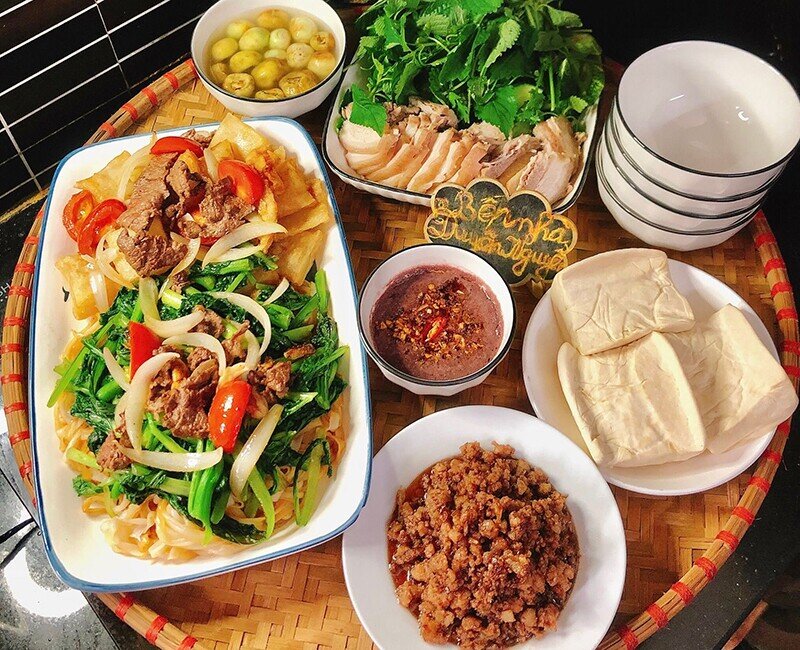 Mâm cơm hè này gồm: - Phở xào giòn và phở xào mềm - Mắm tép chưng thịt - Đậu phụ luộc - Thịt ba rọi luộc chấm mắm tôm