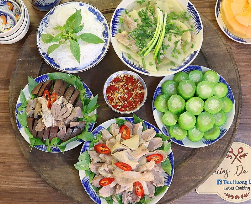 Mâm cơm này của chị Thu Hương gồm các món: Thịt ngan luộc lóc xương - lòng mề tim tiết - mướp hương luộc - canh ngan xáo măng
bún tươi - Tráng miệng: dưa lưới.