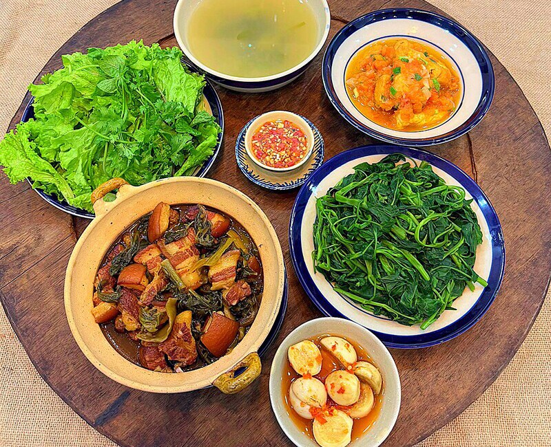 Mâm cơm này gồm các món:  Rau muống luộc, cà dầm, thịt kho dưa, đậu sốt cà chua. (Ảnh: Tâm Nguyễn)