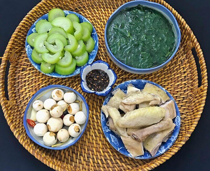 Mâm cơm này gồm các món: Gà luộc, cà muối, bầu luộc, canh rau ngót. (Ảnh: Tô Hưng Giang)