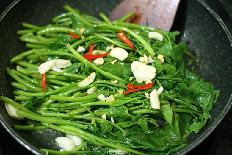 Loại rau xưa chỉ cho lợn ăn, nay thành đặc sản được ưa chuộng ở thành phố, xào hay làm bánh đều ngon - 3