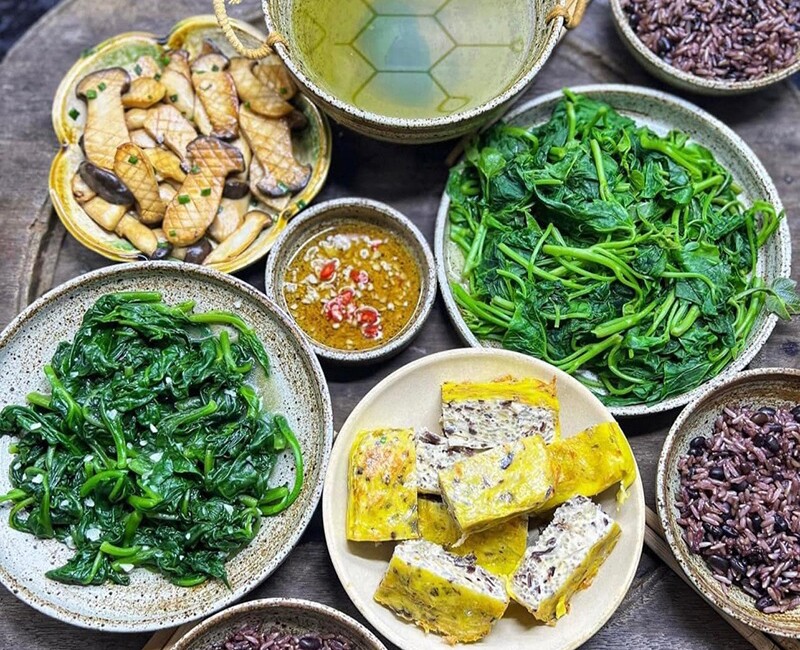 Bữa này gồm: - Cơm lứt trộn đậu đen - Chả trứng ức gà - Nấm đùo gà kho tương - Rau lang luộc - Rau mùng tơi xào nước. (Ảnh: Loan Trần)