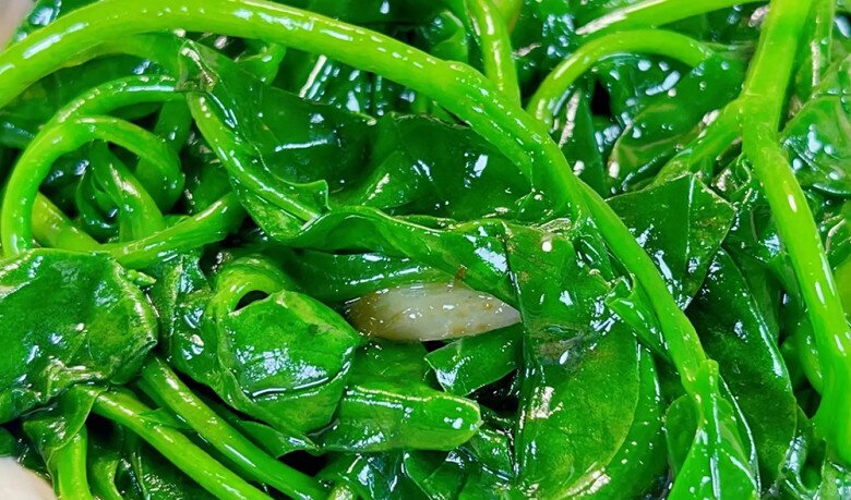 Cách xào mồng tơi với tỏi cực đơn giản.