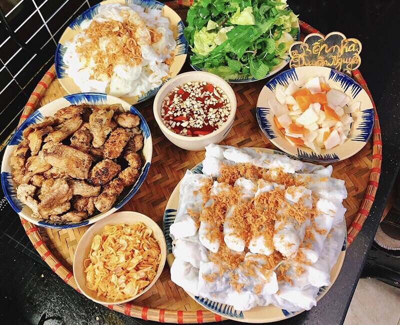 Mâm này gồm các món: - Bánh cuốn thịt và bánh cuốn lá ăn kèm thịt nướng than hoa.