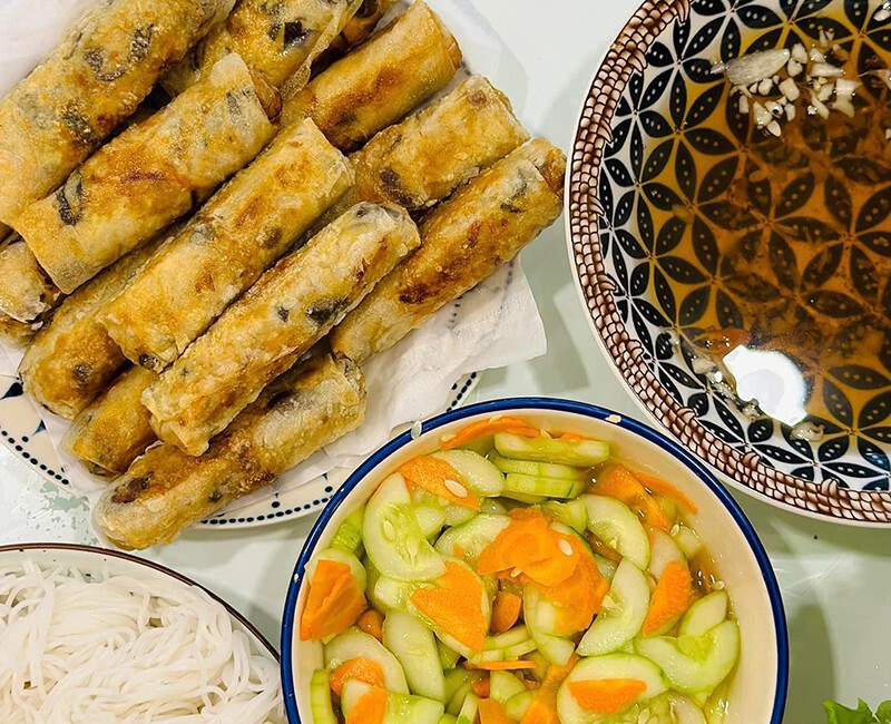 Bữa này đơn giản mà ngon với bún nem rán, dưa chuột chua ngọt. (Ảnh: Thùy Linh)