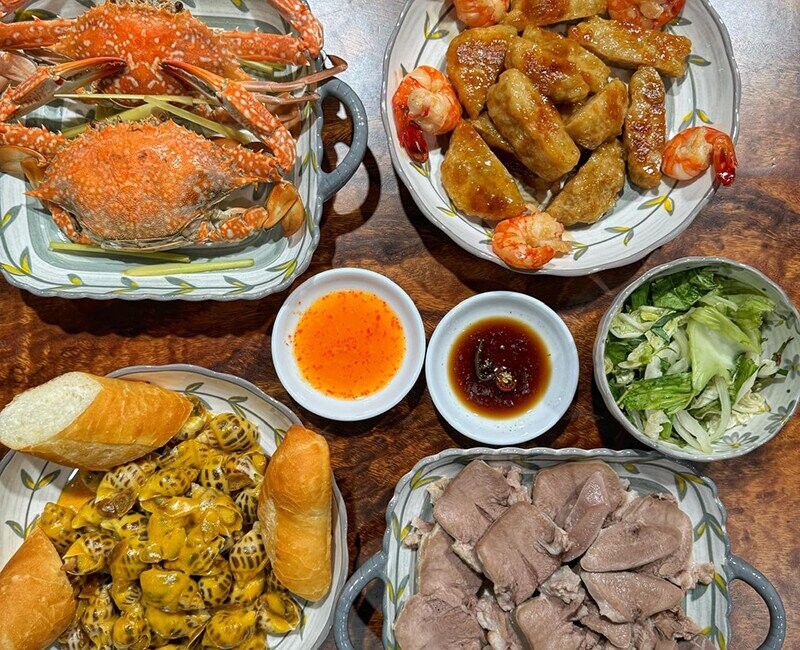 Mâm cơm này có: Lưỡi lợn luộc, cánh gà chiên, ghẹ hấp, ốc hương sốt bơ tỏi.