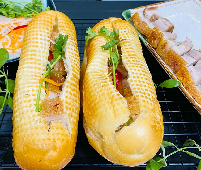 Bánh mì heo quay cực ngon, hấp dẫn.