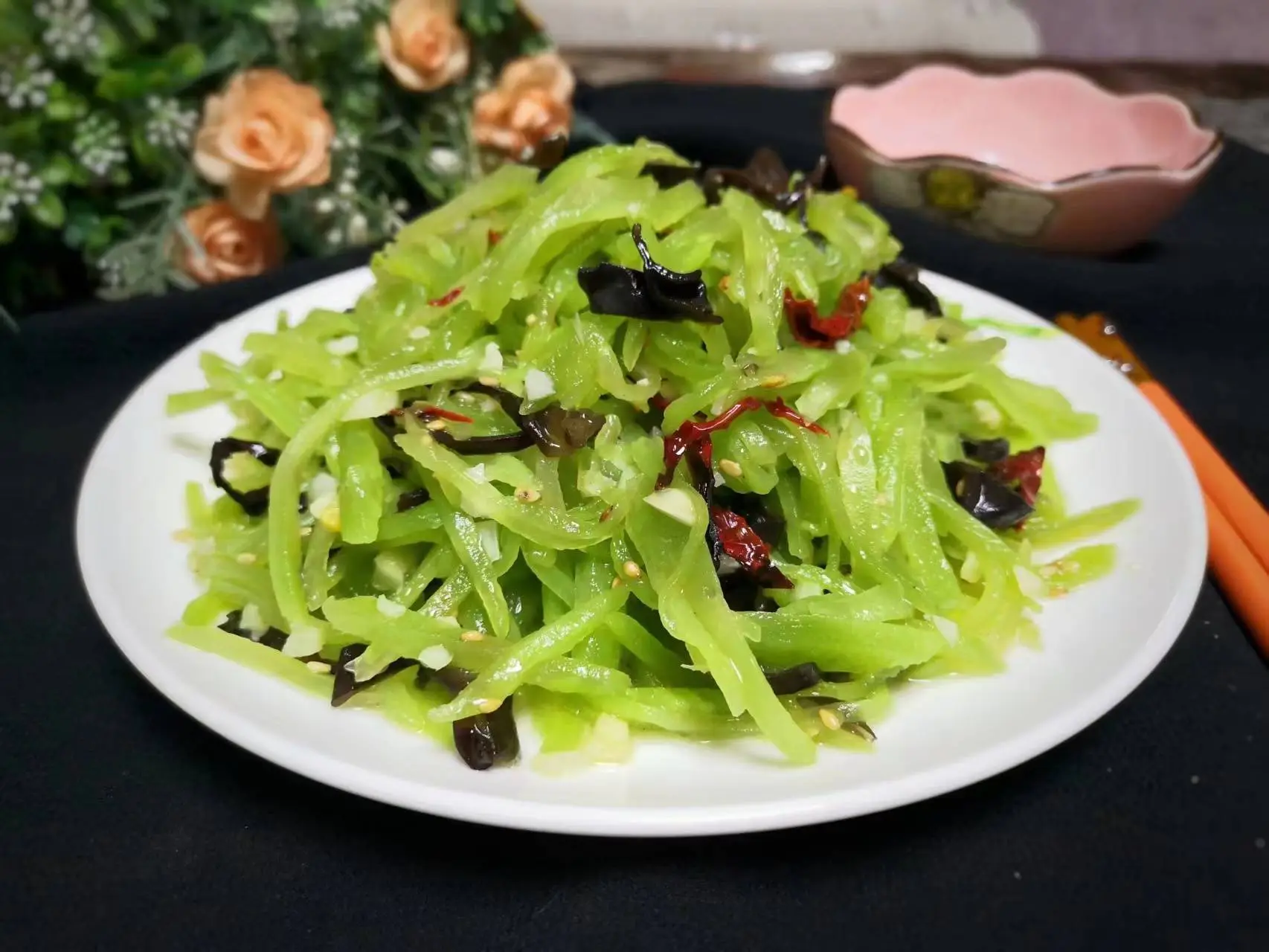 Cây này tưởng chỉ ăn lá, ai ngờ thân cũng là báu vật, đem nấu kiểu này được món giàu canxi lại thanh mát, hợp ngày hè - 4