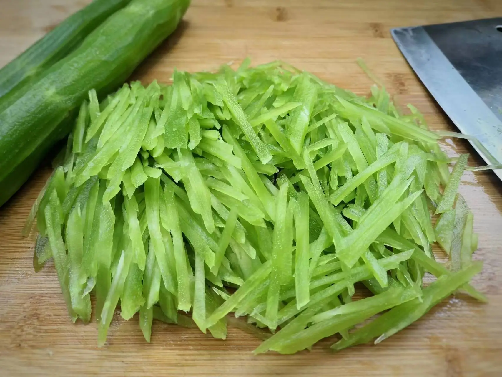 Cây này tưởng chỉ ăn lá, ai ngờ thân cũng là báu vật, đem nấu kiểu này được món giàu canxi lại thanh mát, hợp ngày hè - 2