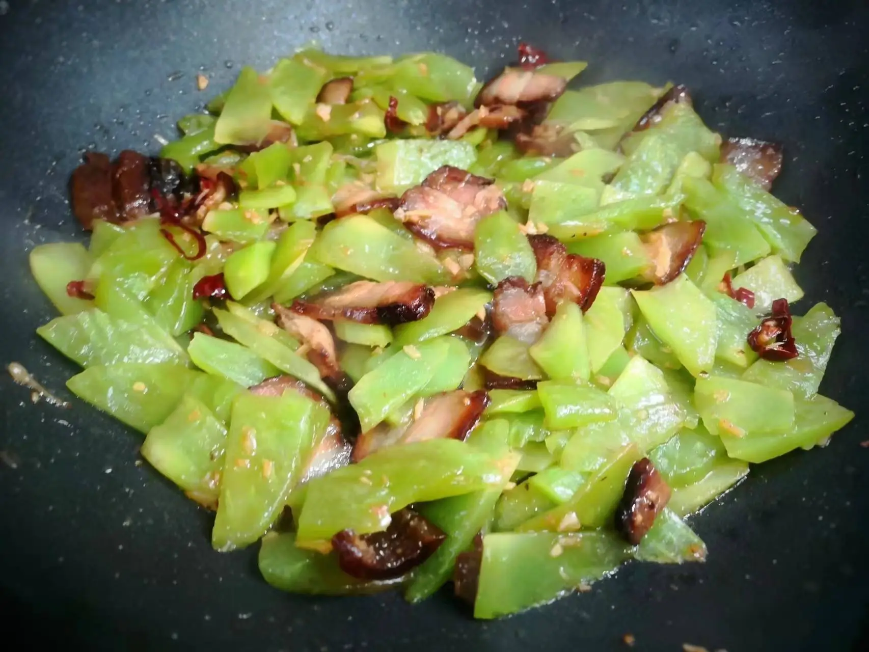 Cây này tưởng chỉ ăn lá, ai ngờ thân cũng là báu vật, đem nấu kiểu này được món giàu canxi lại thanh mát, hợp ngày hè - 6