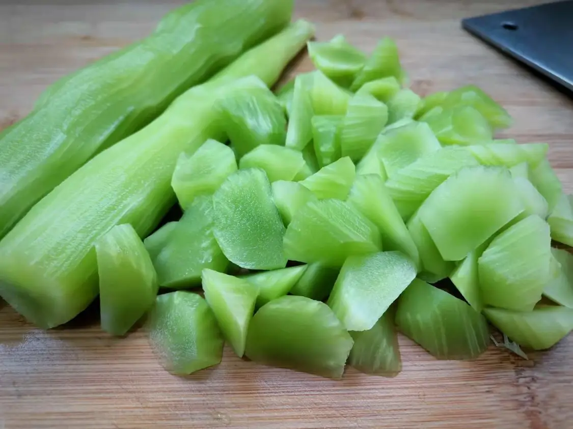 Cây này tưởng chỉ ăn lá, ai ngờ thân cũng là báu vật, đem nấu kiểu này được món giàu canxi lại thanh mát, hợp ngày hè - 8