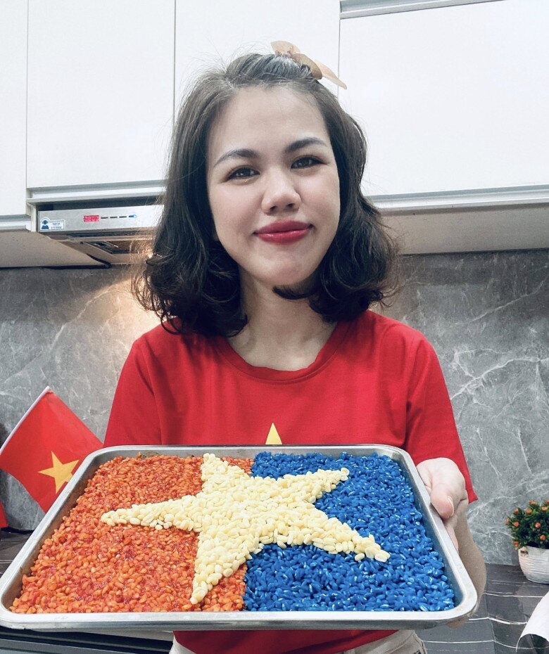 
Chị Thanh Huệ (TP HCM) chia sẻ món xôi mang hình ảnh lá cờ thống nhất đất nước.