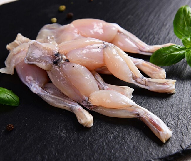 Thịt ếch được gọi là thịt gà đồng vì thớ thịt săn chắc, trắng mịn, thơm ngon như thịt gà.