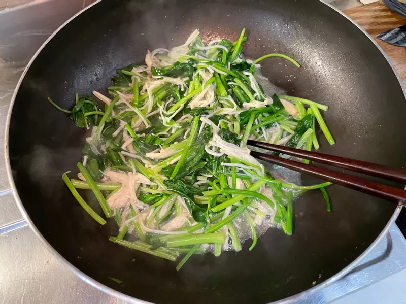 Hai rau này xào chung với nhau ăn ngon chẳng cần đến thịt, vừa dễ nấu lại tốt cho gan - 2