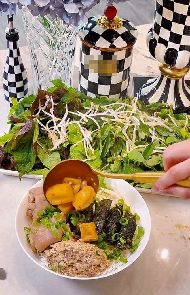 Hoa hậu lồng lộn lên đồ trăm triệu vào bếp nấu nồi bún riêu 1 triệu, bị bình luận amp;#34;tội gì phải khổamp;#34; - 15