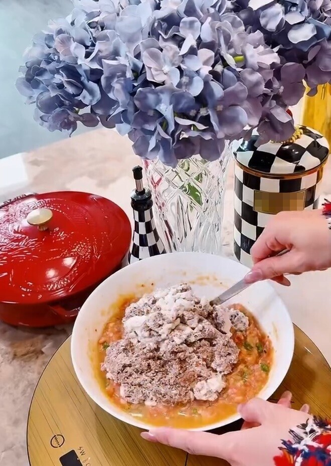 Cô chuẩn bị một bát thịt xay và giò sống, nêm nếm vừa ăn gồm hạt nêm, hạt tiêu và một chút đường, sau đó cô cho vào 4 quả trứng, sa tế và hành tỏi bằm nhuyễn.