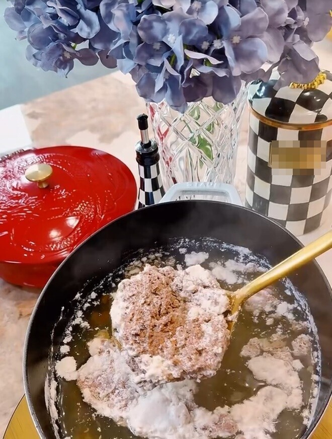Người đẹp canh nồi riêu cua, khi nào nổi gạch lên thì sẽ vớt toàn bộ phần gạch cua trộn chung với bát thịt xay giò sống đã chuẩn bị. Cô nói: “Bình thường nấu bún riêu cua thì mọi người hay chan thẳng phần gạch cua này vào bát luôn đúng không? Nhưng mà mọi người thử làm cho cách này đi, ăn sẽ rất ngon và đậm đà.