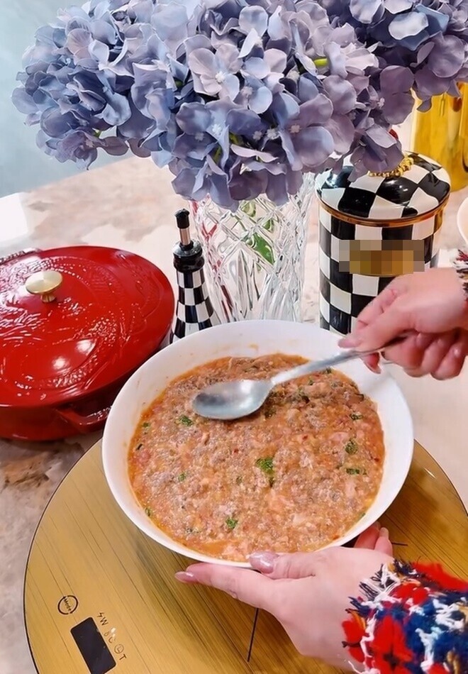 Bát gạch cua cực kỳ chất lượng, có cả thịt, giò sống, các loại gia vị và gạch cua trộn vào nữa”, Hoa hậu Áo dài 2017 cho hay.