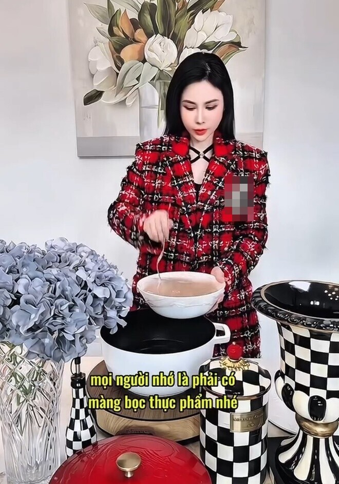 Khi hấp lên, gạch cua sẽ rất thơm, nhiều dinh dưỡng. Khi mang gạch cua đi hấp, Hoàng dung bọc bằng màng bọc thực phẩm để hơi nước không rơi vào bát gạch cua dễ làm gạch không được chắc. Cô lấy dĩa để châm lỗ.