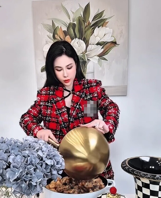 Món bún của cô có đến 5-6 loại topping. Hoàng Dũng bày tỏ: “Món này làm không khó đâu nhưng mà phải nói là rất mất thời gian. Mình cũng muốn bát bún nó đầy đặn và nó nhiều topping nên là thôi đành phải chịu khó vậy. Lên video mình cắt ngắn vậy thôi chứ ở ngoài là cũng khá nhiều công đoạn đấy mọi người ạ”.