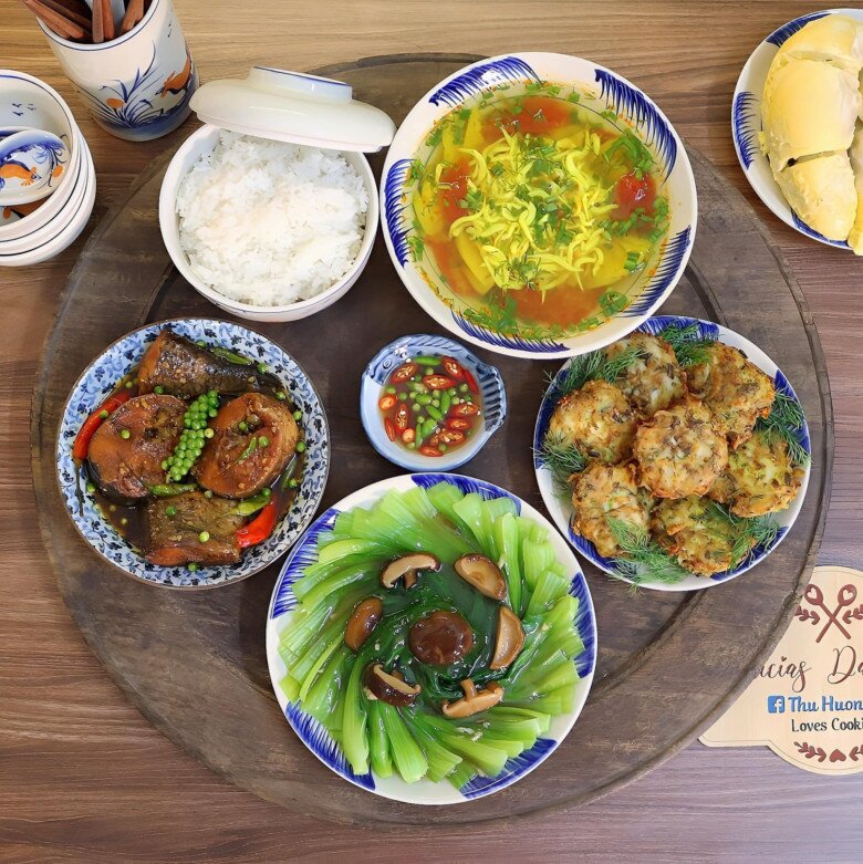 Chuẩn bị: 3 quả trứng, 100g cá ngần, 50g thịt băm, 1 củ hành khô, 1 nắm thì là, nước mắm, xíu muối.