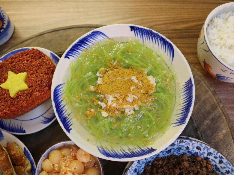 Chuẩn bị: 400g bống biển, nước mắm, dầu ăn, 5 tép tỏi, đường, một ít ớt sừng băm nhỏ.