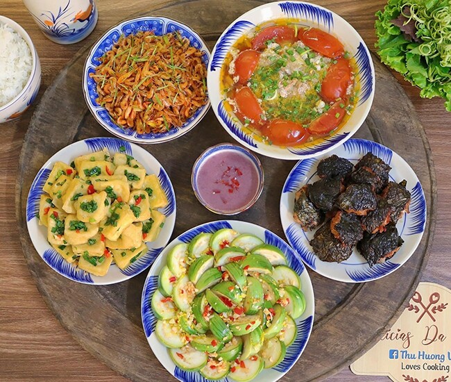 Thực đơn hôm nay toàn món dân dã mà ngon.