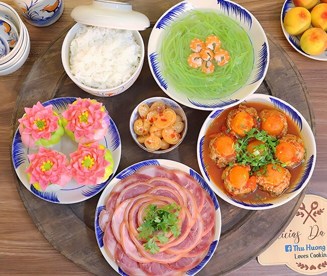 Thực đơn bữa tối trông vô cùng hấp dẫn, đẹp mắt.