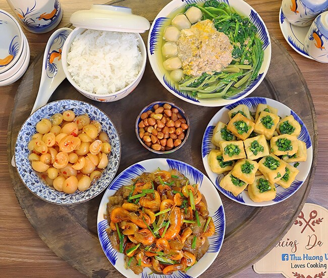 Thực đơn hôm nay toàn các món dân dã mà ngon.