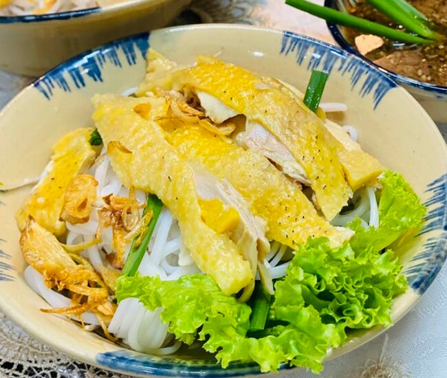 Món hủ tiếu gà trộn kho vừa ngon lại không khó làm.