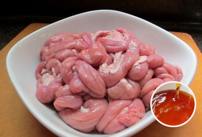 Làm sạch lòng, người sành ăn mới biết dùng loại nước nghe tên đã thấy mặn này để rửa, lòng hết sạch mùi hôi lại giòn ngon - 2