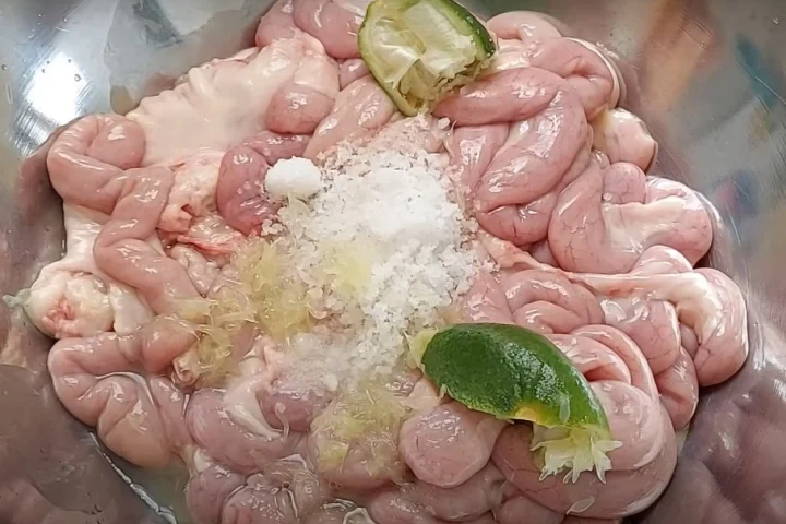 Làm sạch lòng, người sành ăn mới biết dùng loại nước nghe tên đã thấy mặn này để rửa, lòng hết sạch mùi hôi lại giòn ngon - 4