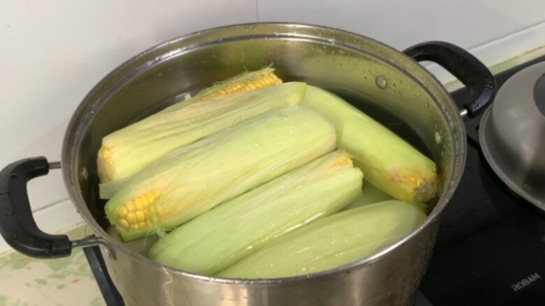 Luộc ngô không cần cho đường, thêm thứ này ngô càng mềm ngọt nhưng cực ít người biết - 2