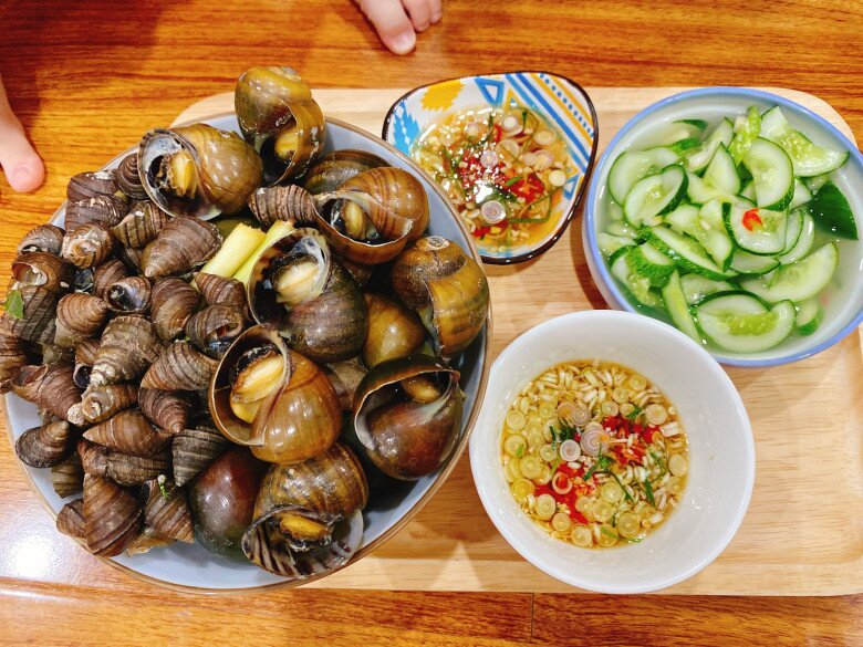 Luộc ốc, người cho nước người cho thêm mẻ, còn đây là cách làm của người bán ốc khiến con nào cũng ngon ngọt, sạch, giòn - 4