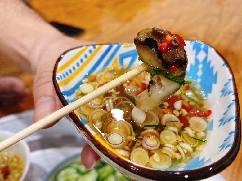 Luộc ốc, người cho nước người cho thêm mẻ, còn đây là cách làm của người bán ốc khiến con nào cũng ngon ngọt, sạch, giòn - 3