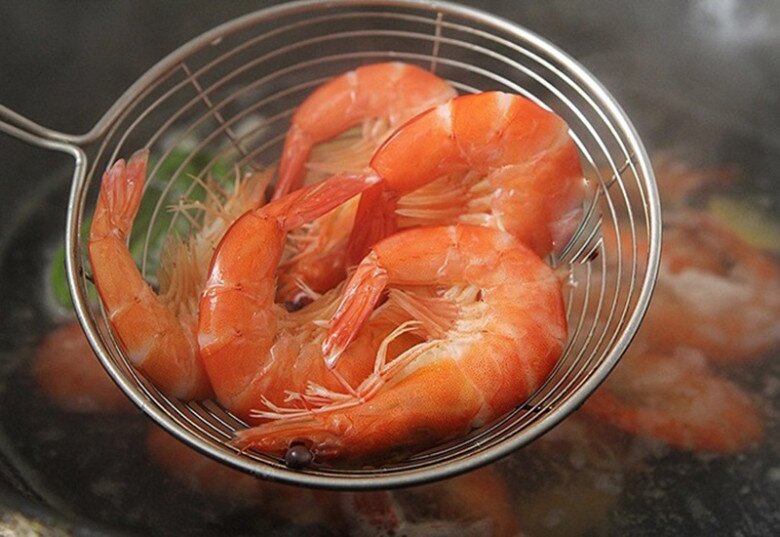 Luộc tôm mãi giờ mới biết, muốn tôm lên màu đỏ đẹp lại không tanh thì phải thêm những thứ rẻ tiền này! - 4
