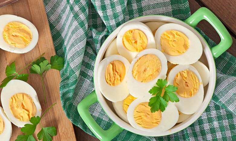 Luộc trứng nhiều năm giờ mới biết, phải cho thêm thứ này vào trứng mới dễ bóc vỏ, biết lý do tôi làm theo ngay - 3