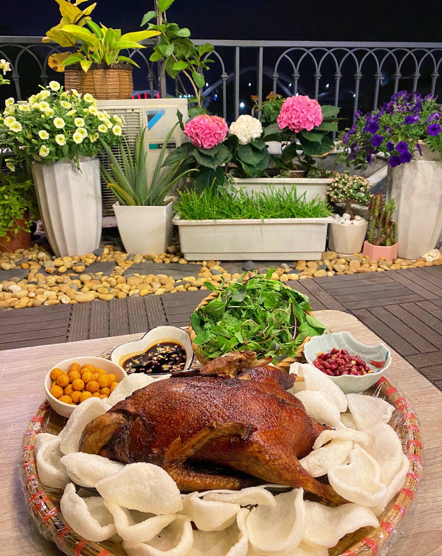 Mẹ đảm Hải Phòng mê nấu ăn, khoe những bữa cơm trên mái nhà ít rau nhiều thịt, nhìn mà mê mẩn - 3