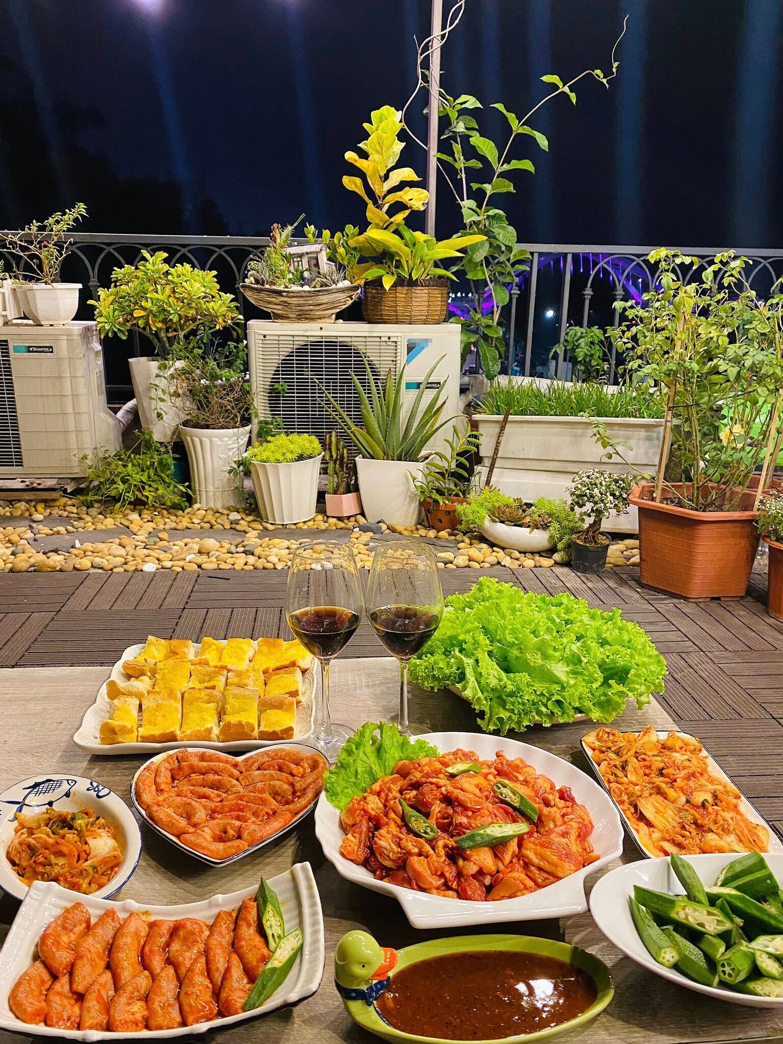 Mẹ đảm Hải Phòng mê nấu ăn, khoe những bữa cơm trên mái nhà ít rau nhiều thịt, nhìn mà mê mẩn - 5
