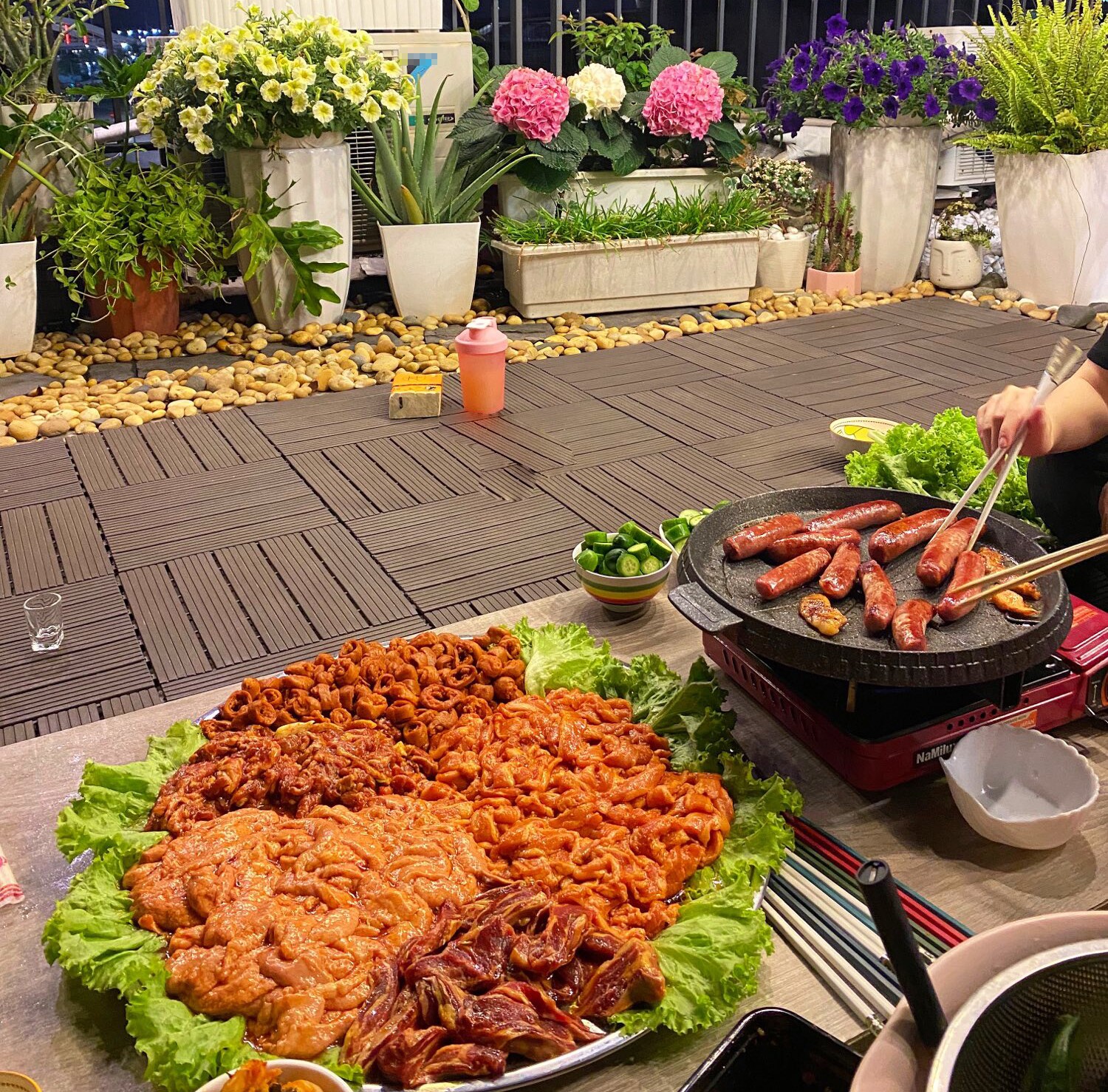 Mẹ đảm Hải Phòng mê nấu ăn, khoe những bữa cơm trên mái nhà ít rau nhiều thịt, nhìn mà mê mẩn - 12