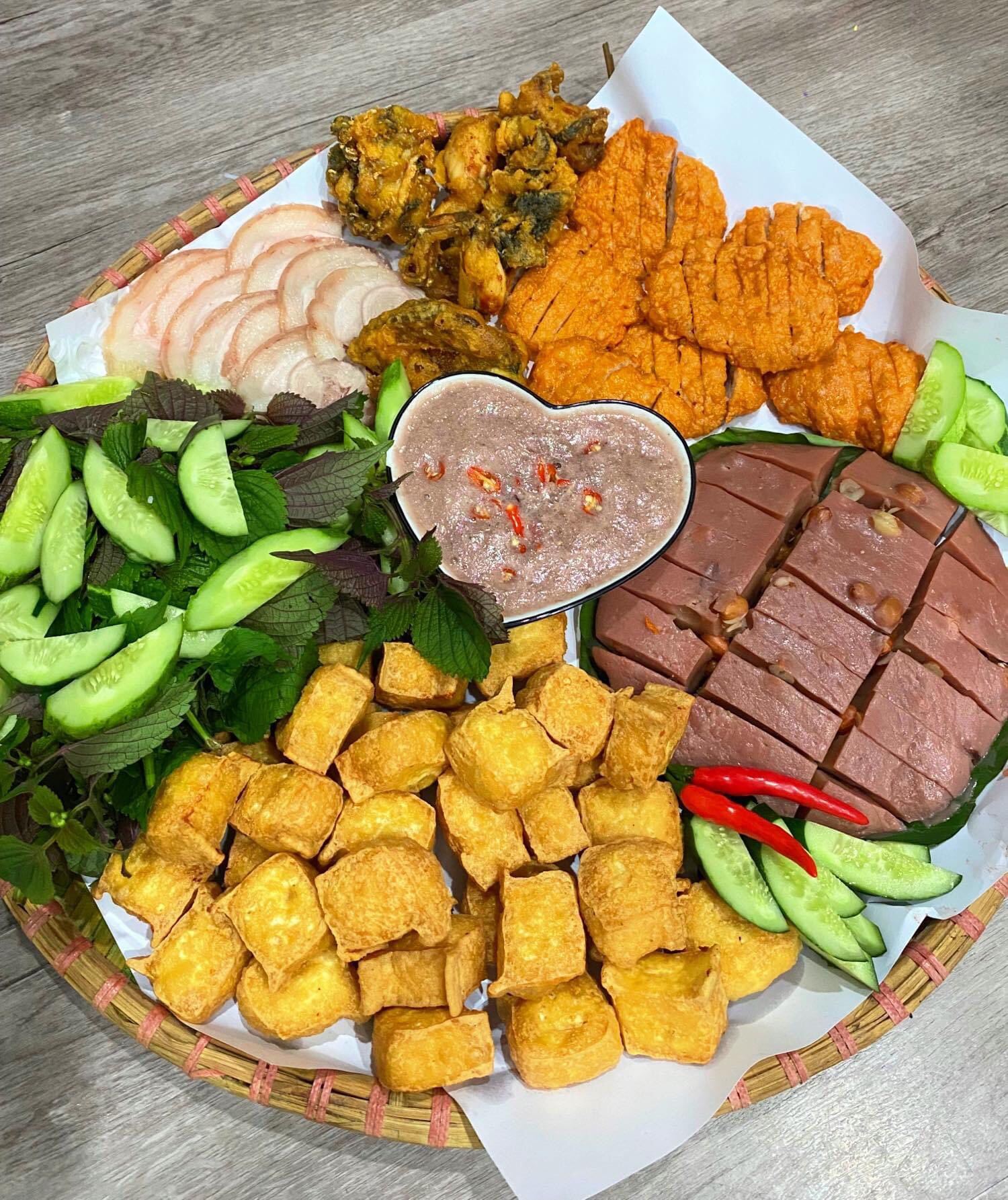 Mẹ đảm Hải Phòng mê nấu ăn, khoe những bữa cơm trên mái nhà ít rau nhiều thịt, nhìn mà mê mẩn - 10