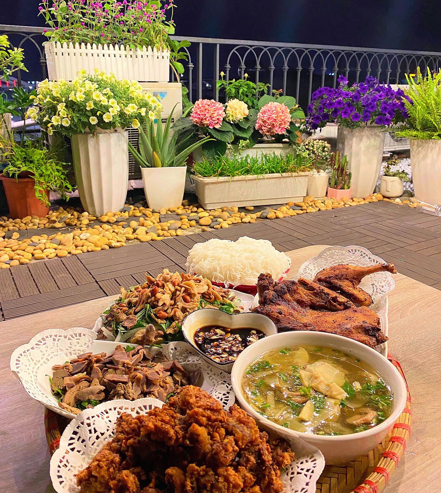 Mẹ đảm Hải Phòng mê nấu ăn, khoe những bữa cơm trên mái nhà ít rau nhiều thịt, nhìn mà mê mẩn - 13
