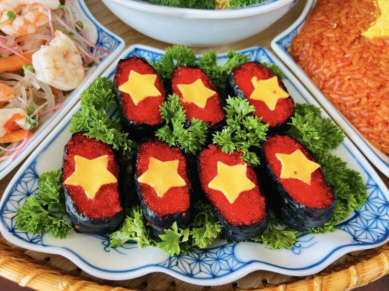 Một mâm cơm ngập tràn sắc đỏ của chị Nguyễn Hồng Thúy.
