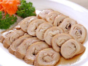 Rắc ít bột trắng vào chậu lòng già, đảm bảo lòng sạch bong không còn mùi hôi, nấu món gì cũng thơm