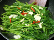 Bếp Eva - Loại rau xưa chỉ cho lợn ăn, nay thành đặc sản được ưa chuộng ở thành phố, xào hay làm bánh đều ngon