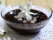 Nấu chè đỗ đen, thêm thìa bột màu trắng này vào đỗ mềm bở, thơm bùi không vỡ nát