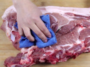 Bếp Eva - Chiếc khăn bí ẩn của người bán thịt: Họ đang lau gì vậy? 4 sự thật khiến ai cũng ngỡ ngàng