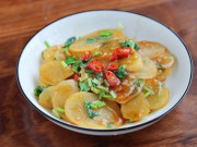 Bếp Eva - Xào khoai tây nhiều năm giờ mới biết, phải cho thêm nước này khoai mới không bị nát, mẻ nào cũng lành lặn ngon bùi đẹp mắt