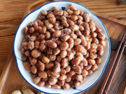 Bếp Eva - Làm lạc rang muối đừng cho ngay vào chảo, thêm 1 bước và 1 nguyên liệu, để cả tuần vẫn giòn bùi thơm nức