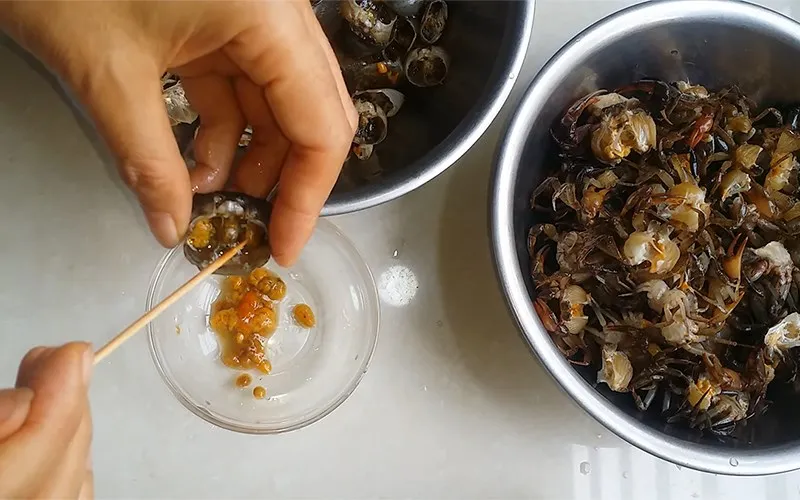 Mua cua đồng về chớ dại nấu luôn, ngâm ngay vào thứ nước này, giun sán trong cua phải bò ra hết mới yên tâm - 3